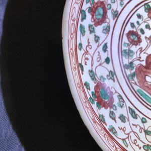 Een Chinese wucai wijnkan en twee Swatow borden, Ming en later — foto 23