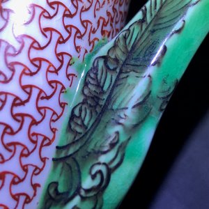 Een Chinese wucai wijnkan en twee Swatow borden, Ming en later — foto 10