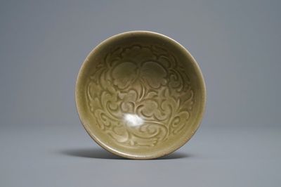 Een Chinese yaozhou celadon kom met floraal decor, Song