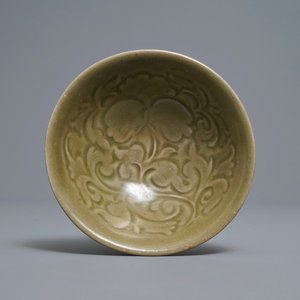 Een Chinese yaozhou celadon kom met floraal decor, Song — foto 1