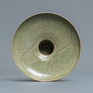 Een Chinese Yaozhou celadon kom met onderglazuur decor, Song of later — foto 1