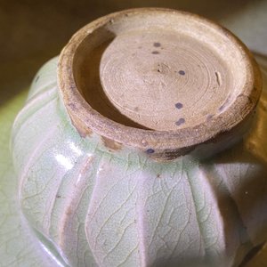 Een Chinese Yaozhou celadon kom met onderglazuur decor, Song of later — foto 15