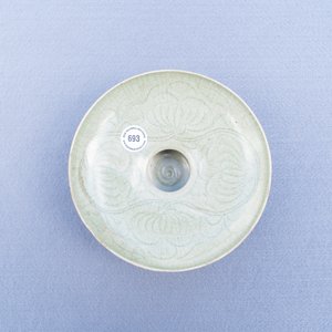 Een Chinese Yaozhou celadon kom met onderglazuur decor, Song of later — foto 18