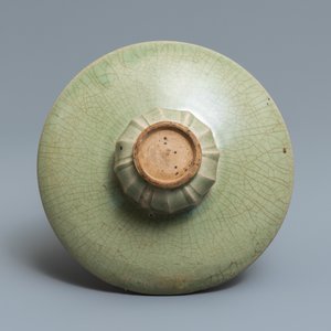 Een Chinese Yaozhou celadon kom met onderglazuur decor, Song of later — foto 3