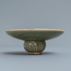 Een Chinese Yaozhou celadon kom met onderglazuur decor, Song of later — foto 5