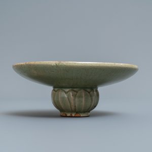Een Chinese Yaozhou celadon kom met onderglazuur decor, Song of later — foto 7