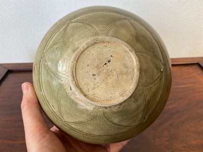 Een Chinese Yaozhou celadon 'lotus' kom, Song/Yuan — foto 5