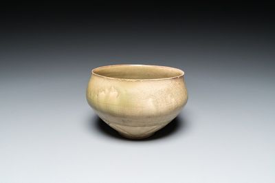 Een Chinese Yaozhou celadon 'lotus' kom, Song/Yuan