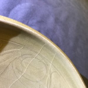 Een Chinese Yaozhou celadon schotel met onderglazuur floraal decor, Song — foto 7