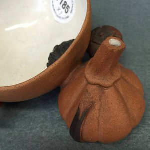 Een Chinese Yixing perzikvormige kom, een ronde kop met reliëfdecor en een kleine theepot, 19/20e eeuw — foto 14
