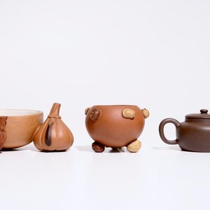 Een Chinese Yixing perzikvormige kom, een ronde kop met reliëfdecor en een kleine theepot, 19/20e eeuw — foto 2