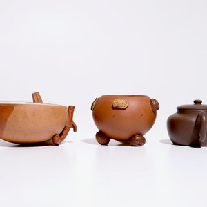 Een Chinese Yixing perzikvormige kom, een ronde kop met reliëfdecor en een kleine theepot, 19/20e eeuw — foto 3