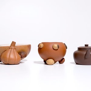 Een Chinese Yixing perzikvormige kom, een ronde kop met reliëfdecor en een kleine theepot, 19/20e eeuw — foto 5