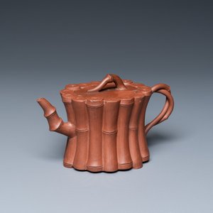 Een Chinese Yixing steengoed 'bamboe' theepot, Kangxi — foto 1