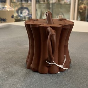 Een Chinese Yixing steengoed 'bamboe' theepot, Kangxi — foto 17