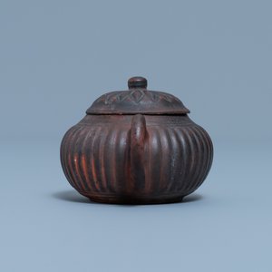 Een Chinese Yixing steengoed 'chrysant' theepot met deksel, zegelmerk, Qianlong — foto 3