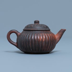 Een Chinese Yixing steengoed 'chrysant' theepot met deksel, zegelmerk, Qianlong — foto 4