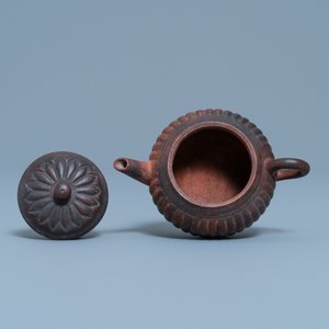 Een Chinese Yixing steengoed 'chrysant' theepot met deksel, zegelmerk, Qianlong — foto 6