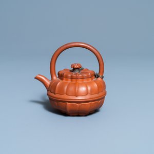 Een Chinese Yixing steengoed chrysantvormige theepot met deksel, Yongzheng/Qianlong — foto 2