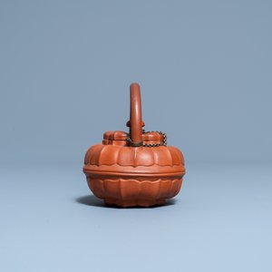 Een Chinese Yixing steengoed chrysantvormige theepot met deksel, Yongzheng/Qianlong — foto 4