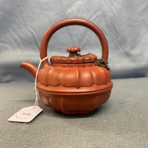 Een Chinese Yixing steengoed chrysantvormige theepot met deksel, Yongzheng/Qianlong — foto 9