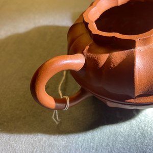Een Chinese Yixing steengoed chrysantvormige theepot met deksel, Yongzheng/Qianlong — foto 15