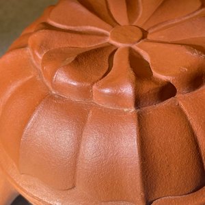 Een Chinese Yixing steengoed chrysantvormige theepot met deksel, Yongzheng/Qianlong — foto 17