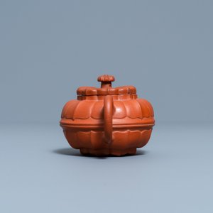 Een Chinese Yixing steengoed chrysantvormige theepot met deksel, Yongzheng/Qianlong — foto 3