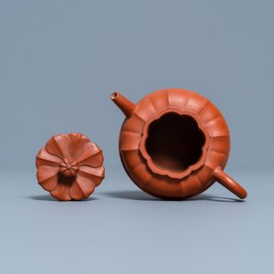 Een Chinese Yixing steengoed chrysantvormige theepot met deksel, Yongzheng/Qianlong — foto 6