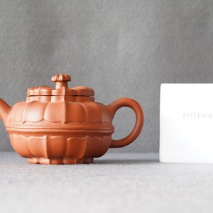 Een Chinese Yixing steengoed chrysantvormige theepot met deksel, Yongzheng/Qianlong — foto 8