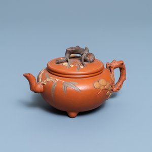 Een Chinese Yixing steengoed 'Drie vrienden van de winter' theepot met deksel, Kangxi — foto 1