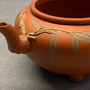 Een Chinese Yixing steengoed 'Drie vrienden van de winter' theepot met deksel, Kangxi — foto 23