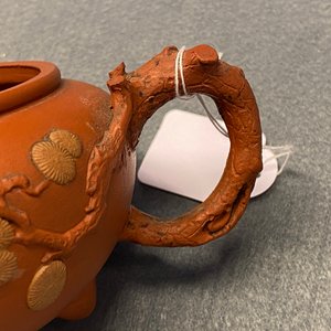 Een Chinese Yixing steengoed 'Drie vrienden van de winter' theepot met deksel, Kangxi — foto 24