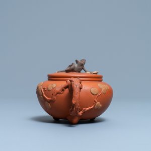 Een Chinese Yixing steengoed 'Drie vrienden van de winter' theepot met deksel, Kangxi — foto 3