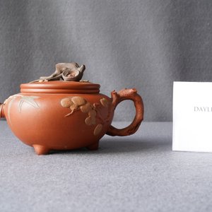 Een Chinese Yixing steengoed 'Drie vrienden van de winter' theepot met deksel, Kangxi — foto 8
