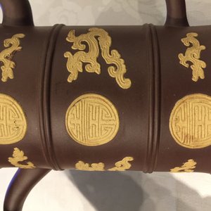Een Chinese Yixing steengoed Duomuhu kan in Tibetaanse stijl, Kangxi — foto 12