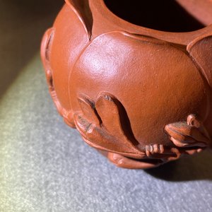 Een Chinese Yixing steengoed lotusvormige theepot met deksel, Kangxi — foto 19