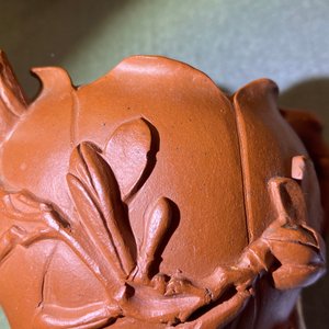 Een Chinese Yixing steengoed lotusvormige theepot met deksel, Kangxi — foto 21