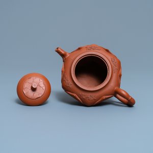 Een Chinese Yixing steengoed lotusvormige theepot met deksel, Kangxi — foto 6
