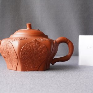 Een Chinese Yixing steengoed lotusvormige theepot met deksel, Kangxi — foto 8