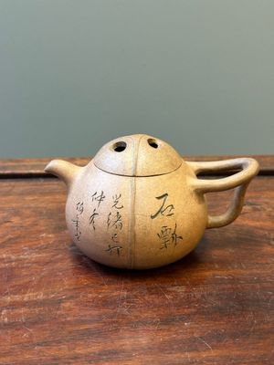 Een Chinese Yixing steengoed 'Shipiao 石瓢' theepot, Ren Bonian 任伯年 gesigneerd, gedateerd 1879 — foto 1