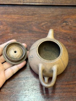 Een Chinese Yixing steengoed 'Shipiao 石瓢' theepot, Ren Bonian 任伯年 gesigneerd, gedateerd 1879 — foto 4