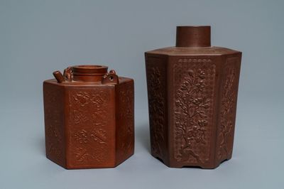 Een Chinese Yixing steengoed theebus en een theepot met reliëfdecor, Kangxi