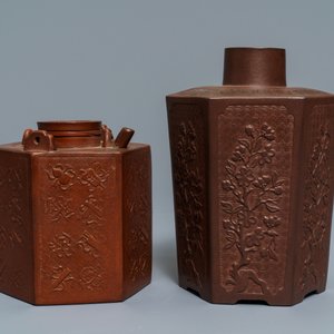 Een Chinese Yixing steengoed theebus en een theepot met reliëfdecor, Kangxi — foto 5