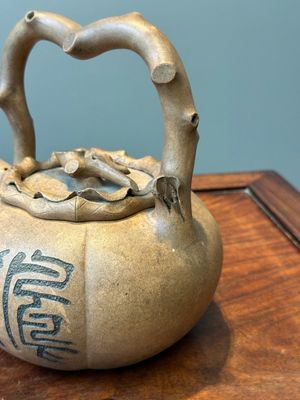 Een Chinese Yixing steengoed theepot en deksel met inscriptie, Shuan Sheng 淦生 merk, Republiek — foto 13