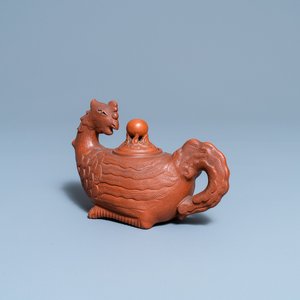 Een Chinese Yixing steengoed theepot in de vorm van een feniks, Kangxi — foto 1