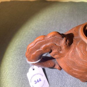 Een Chinese Yixing steengoed theepot in de vorm van een feniks, Kangxi — foto 15