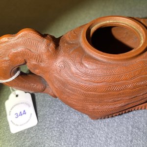Een Chinese Yixing steengoed theepot in de vorm van een feniks, Kangxi — foto 16