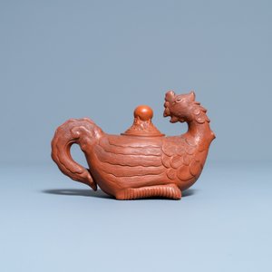 Een Chinese Yixing steengoed theepot in de vorm van een feniks, Kangxi — foto 4