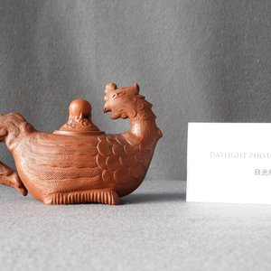 Een Chinese Yixing steengoed theepot in de vorm van een feniks, Kangxi — foto 8